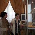 Кандидат филологических наук Смита Сенгупта показывает Татьяне Морозовой выставку книг Тагора