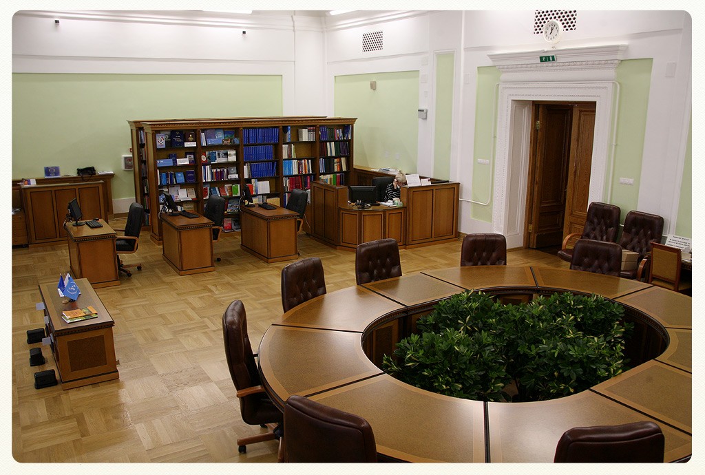 Электронный зал библиотеки. Универсальный читальный зал РНБ. Новосибирская библиотека читальный зал. Читальный зал в библиотеке. Стол для читального зала библиотеки.