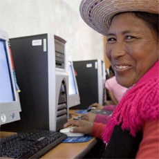 Крестьянка мексиканской провинции Веракруз учится пользоваться Интернетом.